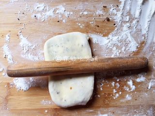 11、红糖芝麻千层饼,再次用擀面杖，擀成长方形，越薄越好。