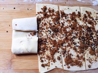 10、红糖芝麻千层饼,再把左右的向中间折，随后上翻，以此类推，一直到全部折完。