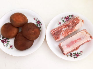 1、香菇排骨粥,准备食材：把香菇去蒂清洗干净，精排清洗干净