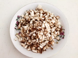 2、香菇排骨粥,把香菇切成小丁