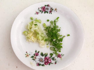 3、香菇排骨粥,大葱切成小丁