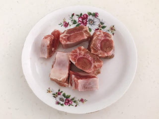 4、香菇排骨粥,把精排切成小块