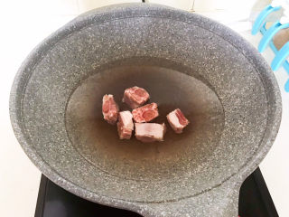 5、香菇排骨粥,排骨冷水下锅，水开后焯水5分钟