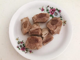 6、香菇排骨粥,把焯好的排骨捞出来，用温水清洗干净