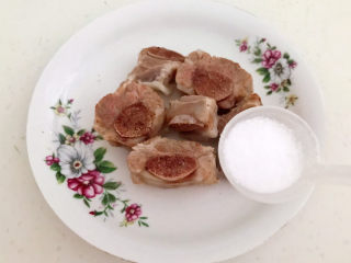 7、香菇排骨粥,加入精盐