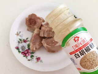 8、香菇排骨粥,加入白胡椒粉