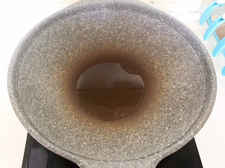 10、香菇排骨粥,炒锅烧热后加入玉米油