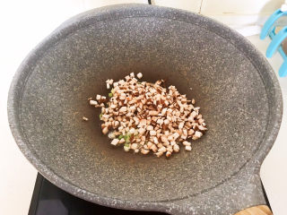 11、香菇排骨粥,油烧热后加入葱花，炒出香味后加入香菇