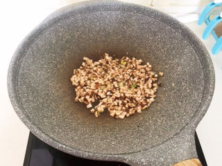 12、香菇排骨粥,小火煸炒