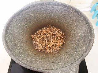 13、香菇排骨粥,小火煸炒至香菇微黄