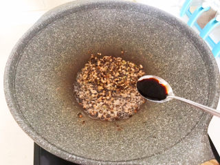 14、香菇排骨粥,加入生抽