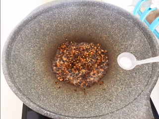 15、香菇排骨粥,加入精盐