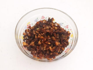 17、香菇排骨粥,把炒好的香菇丁盛出来备用