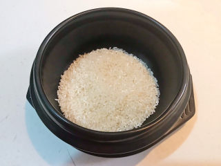 18、香菇排骨粥,砂锅加入五常大米