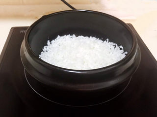 19、香菇排骨粥,把大米清洗干净