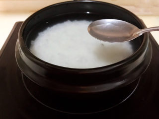 21、香菇排骨粥,加入几滴玉米油，这样煮出来白米粥又香又浓稠