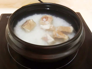 22、香菇排骨粥,加入焯好的排骨，大火烧开后小火慢煮20分钟左右