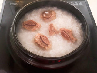 23、香菇排骨粥,排骨粥煮熟了