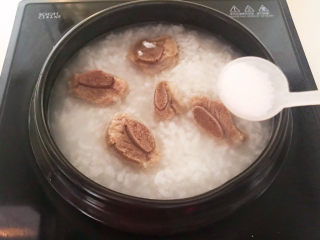 24、香菇排骨粥,加入精盐