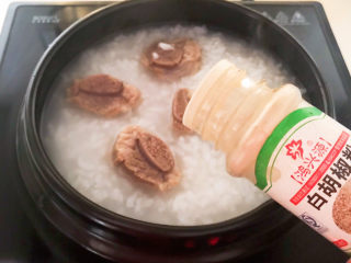 25、香菇排骨粥,加入白胡椒粉