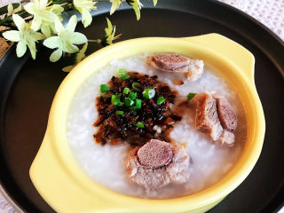 27、香菇排骨粥,把排骨粥盛出来，加入炒好的香菇丁，撒上香葱就可以吃了~