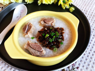 28、香菇排骨粥,香菇排骨粥鲜香味美，这是一道非常独特的肉粥，不油不腻，鲜美无比~