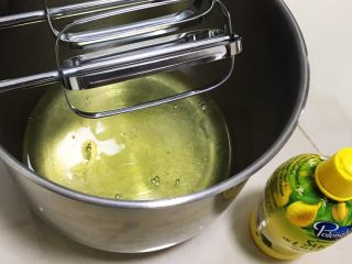 1、抹茶奶油卷,鸡蛋分离蛋黄和蛋白，蛋白中加入柠檬汁。