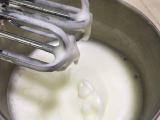 3、抹茶奶油卷,加入30克细砂糖，继续高速搅打50圈。