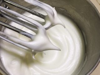 4、抹茶奶油卷,加入15克细砂糖再次搅打50圈，蛋白细腻光滑。