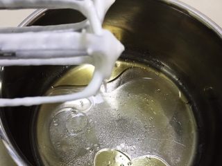 6、抹茶奶油卷,油水混合，加入盐，打蛋头不用清洗。