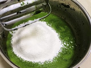 8、抹茶奶油卷,用打蛋器打十几秒后再过筛低筋粉。