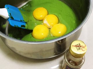 9、抹茶奶油卷,也是十几秒，刮刀翻拌均匀后加入蛋黄和香草精。