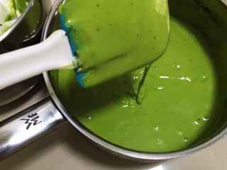 11、抹茶奶油卷,翻拌至浓稠。