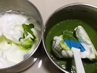 10、抹茶奶油卷,翻拌均匀。取三分之一的蛋白进入抹茶糊中。