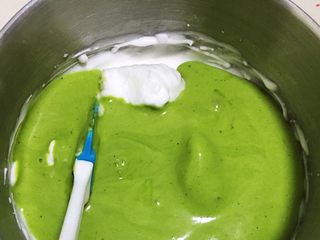 12、抹茶奶油卷,翻拌均匀的蛋糕糊倒回蛋白霜中。