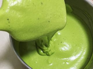 13、抹茶奶油卷,再次翻拌50次左右，蛋糕糊就完成了。滴落的蛋糕糊不会马上消失。