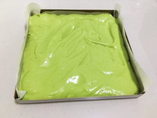 14、抹茶奶油卷,金盘中放烤盘纸，蛋糕糊倒入金盘，震几下，刮平表面。