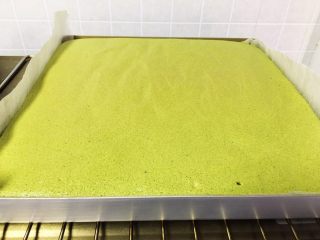 16、抹茶奶油卷,烤完拿出。