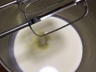 18、抹茶奶油卷,淡奶油中加入细砂糖。