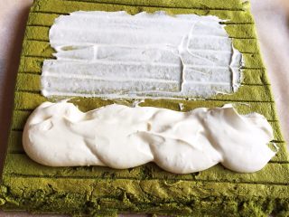 20、抹茶奶油卷,蛋糕有余温的时候，铺上打发好的奶油。