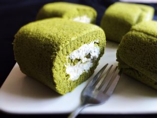 22、抹茶奶油卷,拿出，切开就可以品尝了。