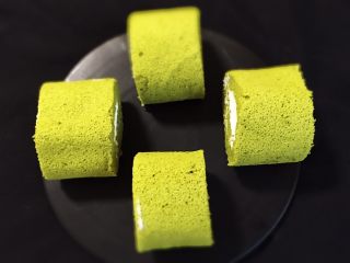23、抹茶奶油卷,完美的奶油蛋糕卷就做好了。