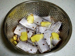 1、红烧带鱼????,带鱼清理干净,整齐切断 ,加料酒和姜片,花椒粒腌制半小时。