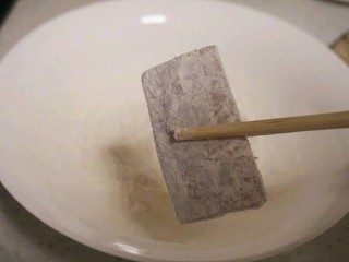 3、红烧带鱼????,用筛子筛一下裹鱼用的面粉。咱家里的面粉放了一阵,因为受潮都会有一些面粉小颗粒,你不筛,裹的面粉也会粘在鱼上,形成各种小面团。