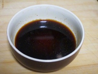 7、红烧带鱼????,用清水、生抽、老抽、料酒、少量香醋、白糖和胡椒粉做一碗调味汁,这样做的好处是咸淡酸甜,您现在就可以做调整。