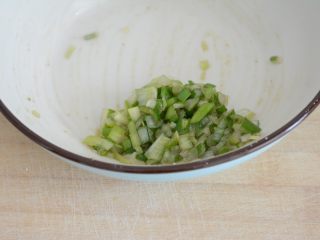 1、外酥里嫩的葱油饼（超多细节）,拌匀腌制上密封备用.