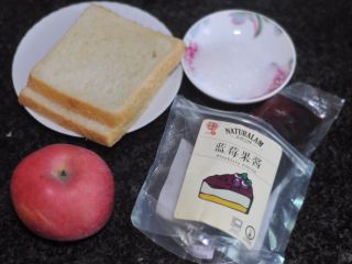 1、苹果花土司盒,食材准备好