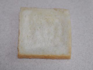 2、苹果花土司盒,用手指将土司中间部分按下去一点，形成小凹槽的样子。