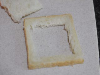 3、苹果花土司盒,涂上蓝莓果酱，喜欢就多涂点哦