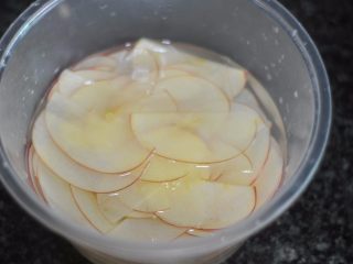 8、苹果花土司盒,切之前拿盆加一勺盐进去，搅拌融化，边切边将苹果片扔进盆中浸泡，知道将苹果片全部切完就可以了，这样可以防止苹果氧化